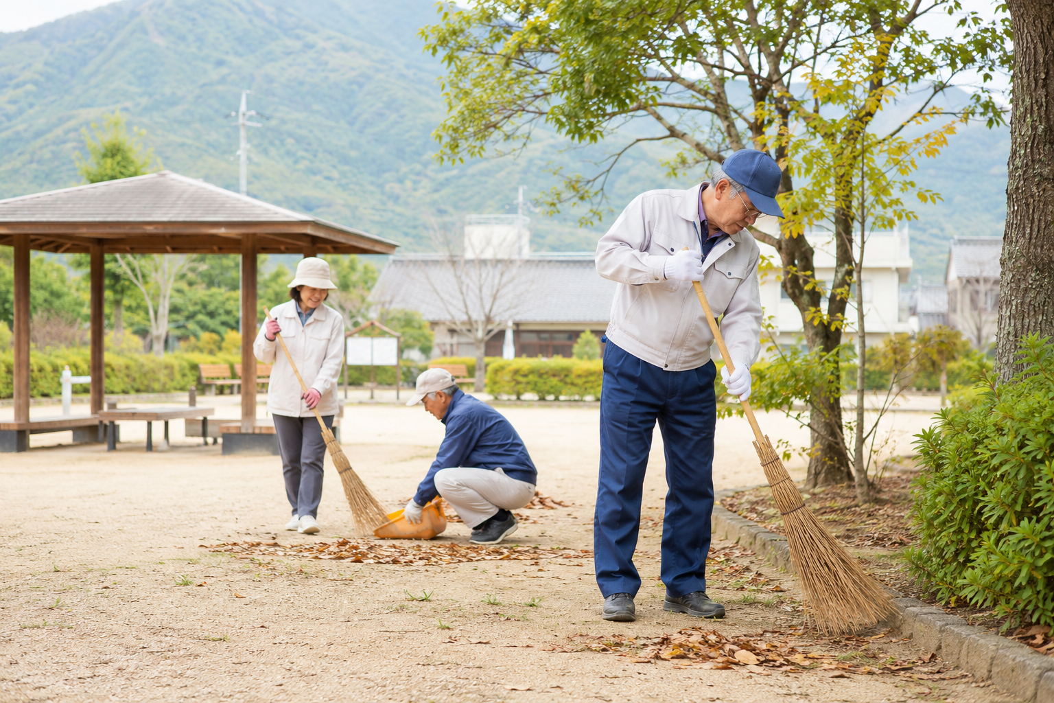 公園で清掃作業をするシルバー会員
